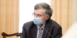 Ο λοιμωξιολόγος Σωτήρης Τσιόδρας με μάσκα προστασίας μετάδοσης του κορωνοϊού