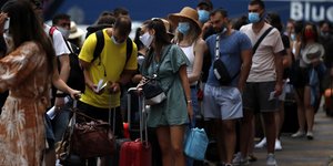 στην ουρα για το πλοιο με μασκες
