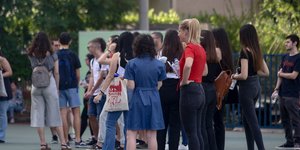Μαθητές σε προαύλιο σχολείου