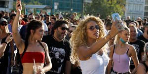 Συγκέντρωση διαμαρτυρίας έξω από τη Βουλή για το κλείσιμο των νυχτερινών κέντρων τα μεσάνυχτα