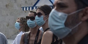 Τουρίστες με μάσκες στο Σύνταγμα