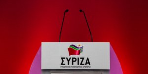 βήμα ΣΥΡΙΖΑ μικρόφωνα