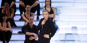 Ο Τάκης Ζαχαράτος με μαύρα ρούχα στην σκηνή