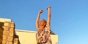 Η Τατιάνα Μπλάτνικ με καφτάνι της Μαίρης Κατράντζου