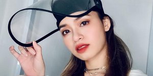 Η tattoo artist φοράει καπέλο