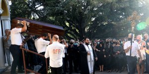 Το τελευταίο αντίο στον Γιάννη Πουλόπουλο από το νεκροταφείο Κηφισιάς