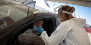 Τεστ κορωνοϊού μέσα στο αυτοκίνητο πραγματοποιούνται στο Βέλγιο