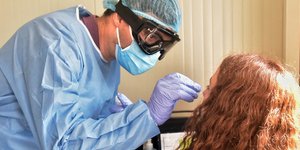 Τεστ για τον κορωνοϊό σε γυναίκα