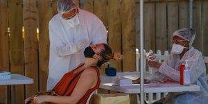 Ειδικοί πραγματοποιούν τεστ κορωνοϊού σε πολίτη στη Γαλλία