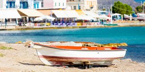 Βάρκα στην ακροθαλασσιά σε παραλία της Αίγινας / Φωτογραφία: Shuttetstock
