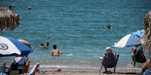 κόσμος σε παραλία