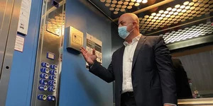 Θεσσαλονίκη άντρας με μάσκα σε ασανσέρ