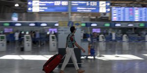 Τουρίστας με βαλίτσα στο αεροδρόμιο Αθηνών «Ελ. Βενιζέλος»