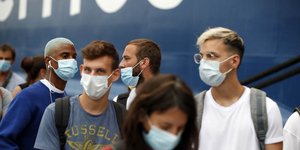 Τουρίστες με μάσκες στο λιμάνι του Πειραιά μετά τα νέα μέτρα ενάντια στη μετάδοση του κορωνοϊού