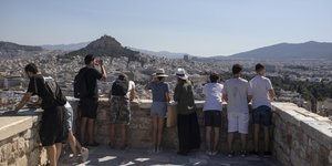 τουριστες με θέα την Αθήνα