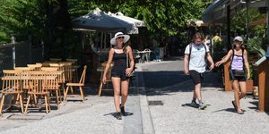 Πεζοί στην Αθήνα με καπέλα