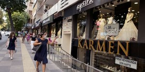 Πολίτες με μάσκα σε κεντρικό δρόμο της Άγκυρας, στην Τουρκία