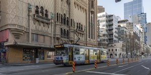 τραμ σε αδειο δρομο 