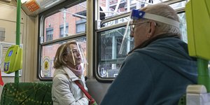 Ηλικιωμένοι με προστατευτικό για τον κορωνοϊό σε τραμ στην Αυστραλία