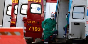 Τραυματιοφορέας στέκεται μπροστά σε ασθενοφόρο στην Βραζιλία