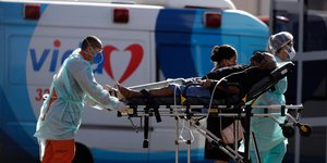 Τραυματιοφορείς μεταφέρουν ασθενή στην Βραζιλία