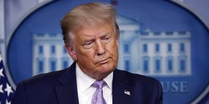 Ο Τραμπ με μοβ γραβάτα