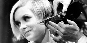 Η Twiggy την ώρα που ο κομμωτής κουρεύει τα μαλλιά της 