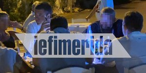 Ο Απόστολος Τζιτζικώστας σε ταβέρνα στους Παξούς
