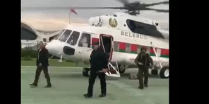 Λευκορωσία: Ο Λουκασένκο με Καλάσνικοφ στο χέρι πέταξε με ελικόπτερο πάνω από τους διαδηλωτές 