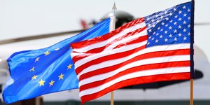 Οι σημαίες των ΗΠΑ και τις ΕΕ κυματίζουν