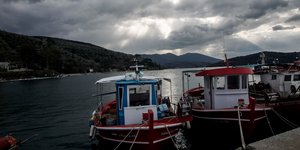 βαρκες μαυρα συννεφα
