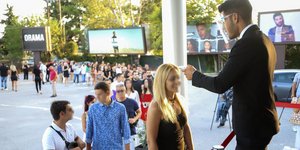 Θεσσαλονίκη: Ατελείωτες ουρές και... θερμομέτρηση έξω από το κέντρο που τραγουδάει ο Βέρτης [εικόνες & βίντεο]