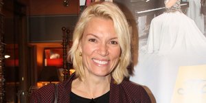 Η Βίκυ Καγιά με ριγέ μπλούζα και σακάκι χαμογελά