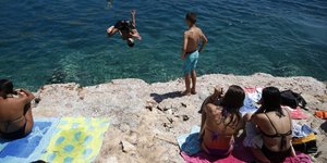 βουτια με πετσετες στο βραχο