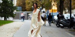 γυναίκα με φόρεμα στην εβδομάδα μόδας