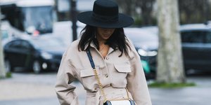 γυναίκα με καπέλο και γυαλιά ηλίου