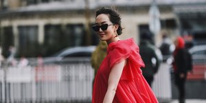 γυναίκα με φόρεμα και γυαλιά στην εβδομάδα μόδας