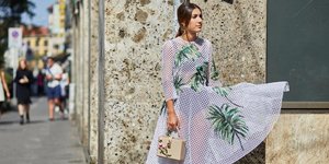 Γυναίκα με φόρεμα