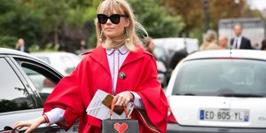 γυναίκα με πουκάμισο και γυαλιά στην εβδομάδα μόδας