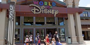 κόσμος με μάσκες στο Walt Disney World 