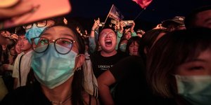 Συναυλία με τη συμμετοχή χιλιάδων ανθρώπων στην Ουχάν