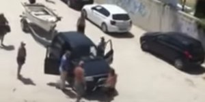 Λουόμενοι στα χέρια με ιδιοκτήτη βάρκας