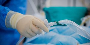 χερι με γαντι 