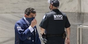 Χρηματιστής με μάσκα έξω από το χρηματιστήριο στη Νέα Υόρκη
