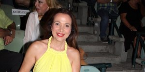 Η Χριστίνα Αλεξανιάν με κίτρινο φόρεμα