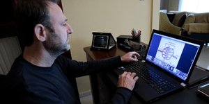 Καθηγητής εργάζεται από το σπίτι του μέσω υπολογιστή