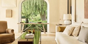 Μοντέρνο σαλόνι με παράθυρο