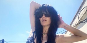 Η Ζενεβιέβ Μαζαρί με μαύρο παντελόνι 