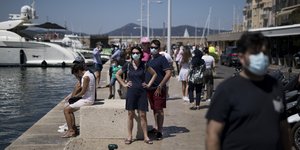 ζευγαρι με μασκες 