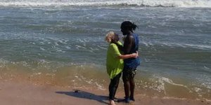 Η 68χρονη με τον εραστή της αγκαλιά σε παραλία